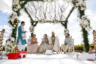 Piyushbhai Mehta performing a Hindu wedding ceremony with Neha & Rajan