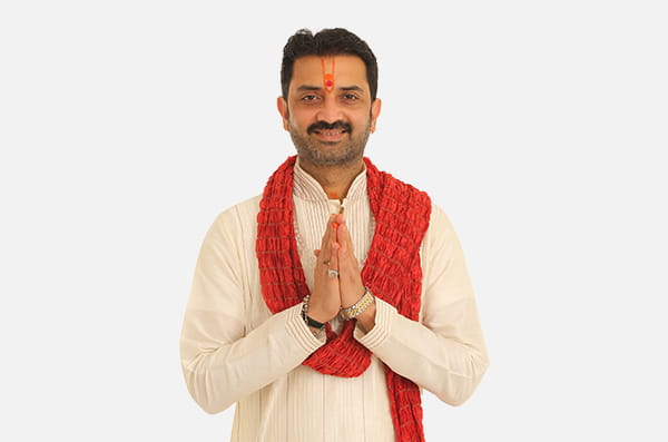 Piyushbhai Mehta doing Pranam - Hindu wedding priest